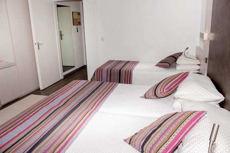 Triple Room with Balcony image 3