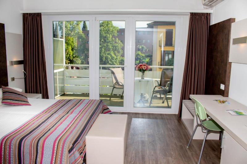 Triple Room with Balcony image 4