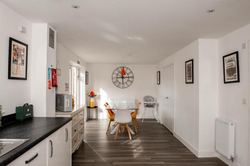 Spacious and Stylish House in Prime Location with HotTub - image 20