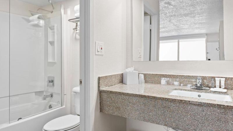 Baymont by Wyndham Jacksonville Airport - image 21