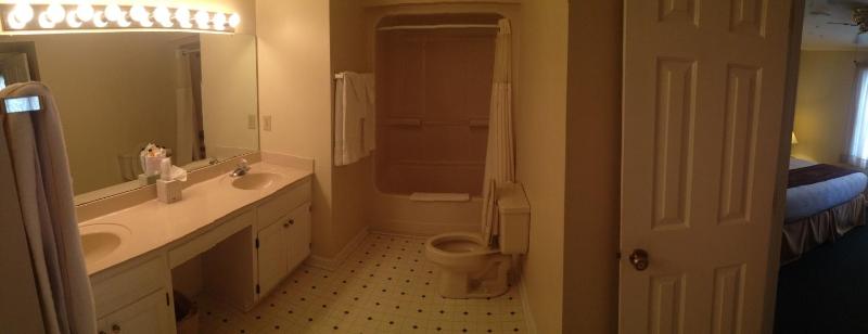 King Suite - Non-Smoking image 4