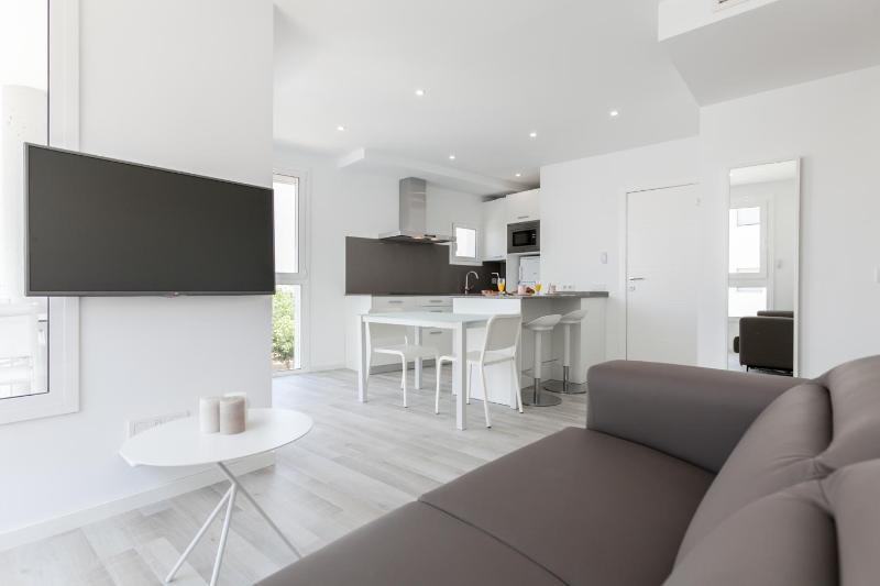 One-Bedroom Apartment image 2