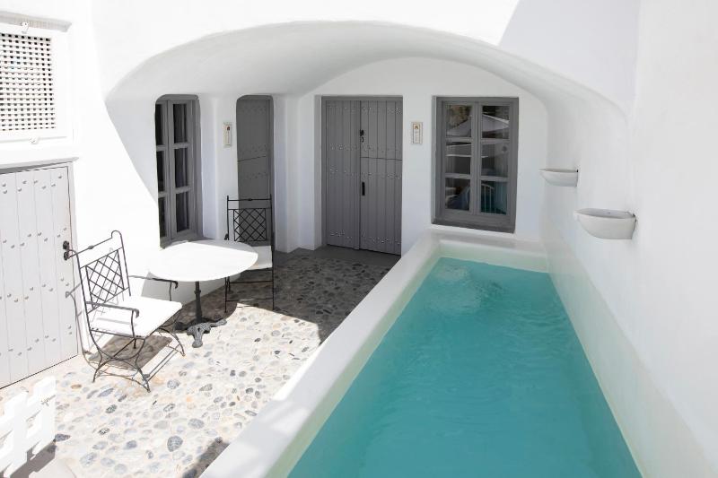 Double Room with Sharing Plunge Pool and Partial Caldera View image 3