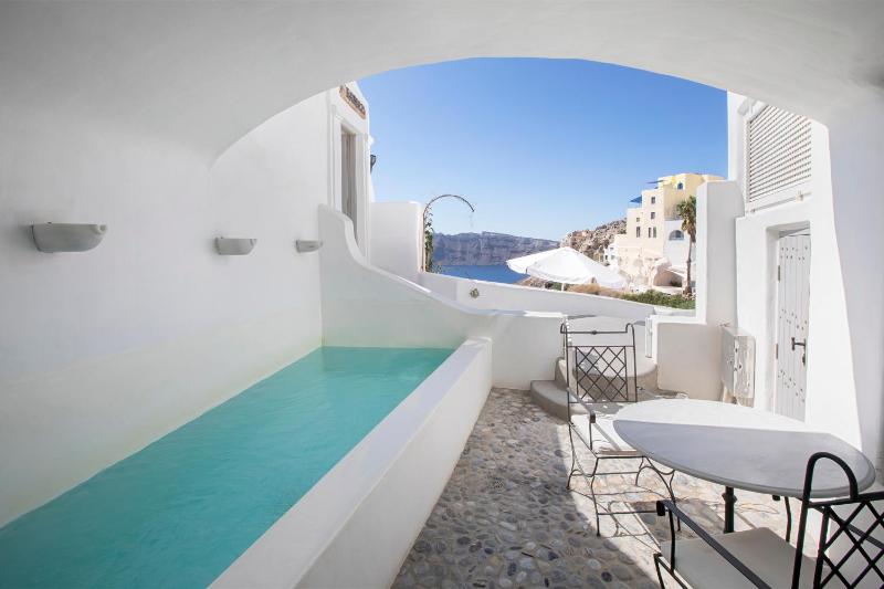 Double Room with Sharing Plunge Pool and Partial Caldera View image 1