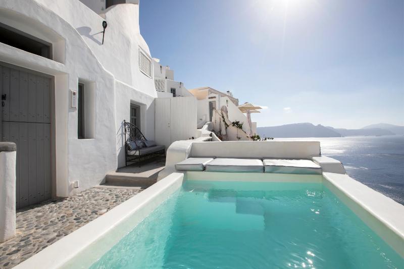 Grand Suite with Plunge Pool and Caldera View image 4