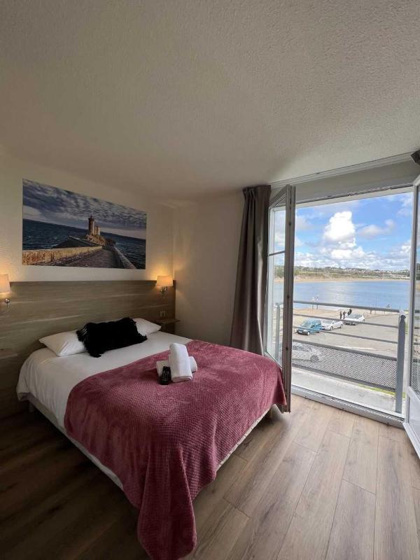 Double Room with Balcony and Sea View image 3