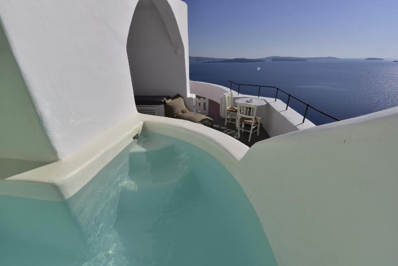 Superior Suite with Outdoor Plunge Pool and Caldera View image 3