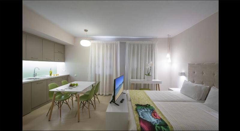 Petra Beach Hotel - image 9