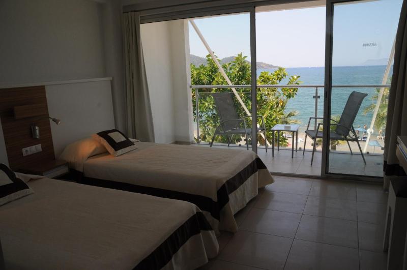 Standard Twin Room with Sea View image 2