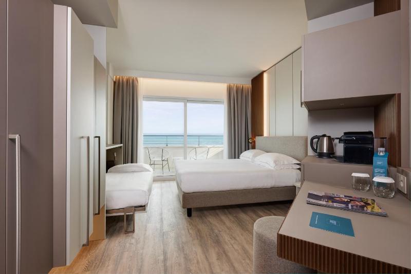 Triple Room with Sea View image 1