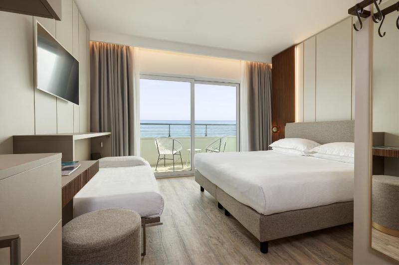 Double Room with Extra Bed and Sea View image 1