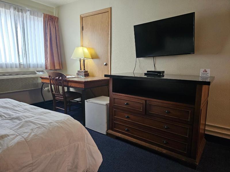 Standard Queen Room with Two Queen Beds image 3