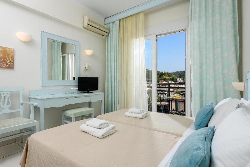 Double or Twin Room with City View image 4
