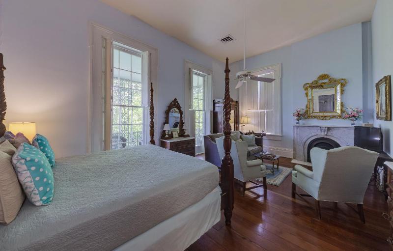 Deluxe King Room image 3