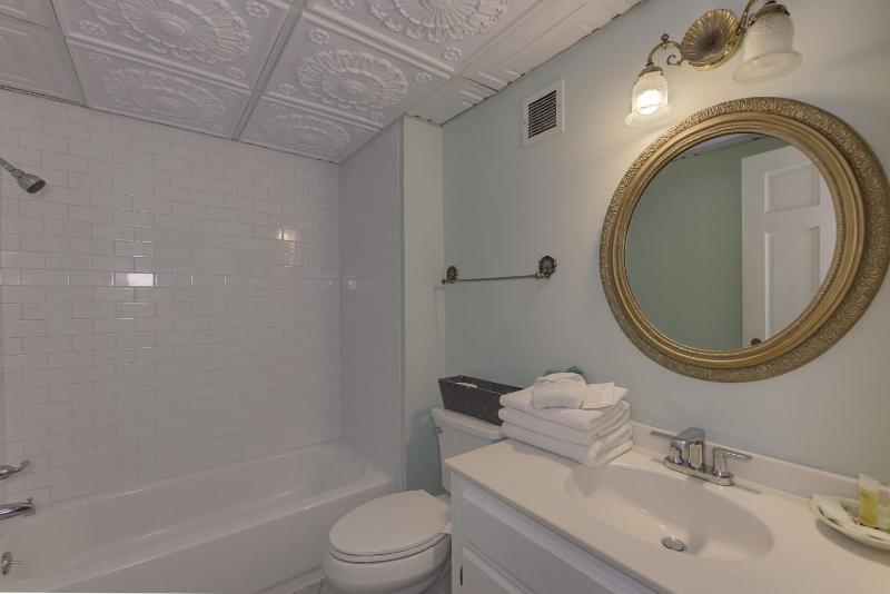 Deluxe Queen Room image 2