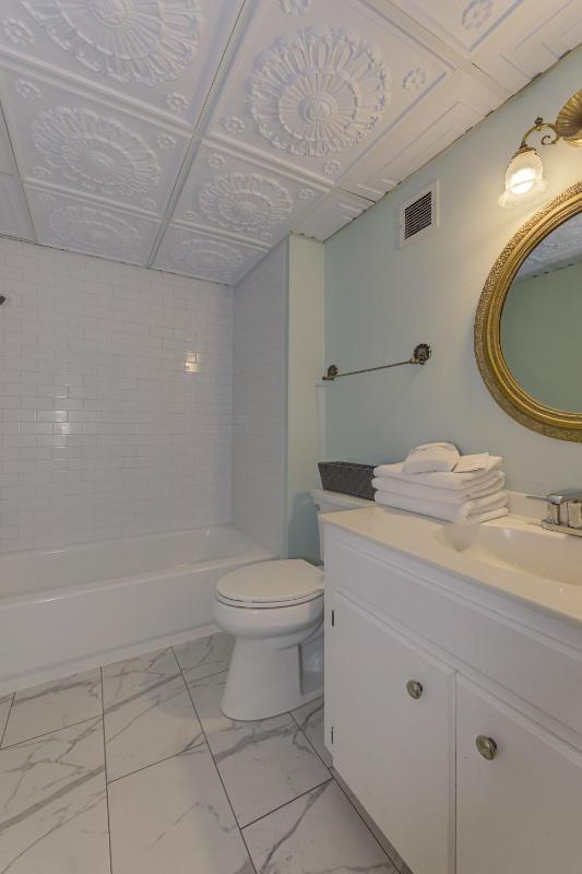 Deluxe Queen Room image 3