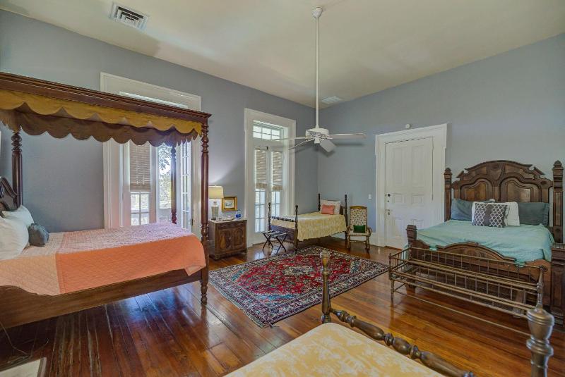 Deluxe Family Suite image 4