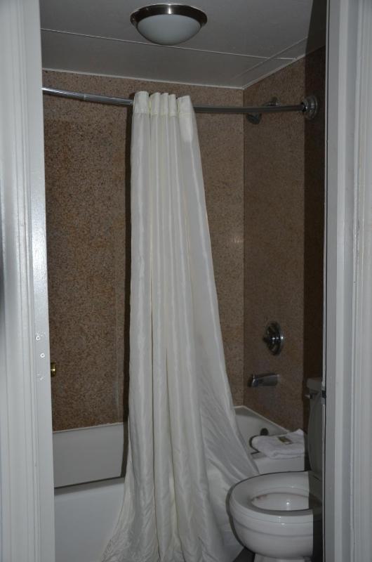Queen Room image 4