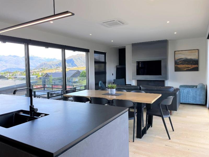 Luxurious Lake and Alpine Views - image 31