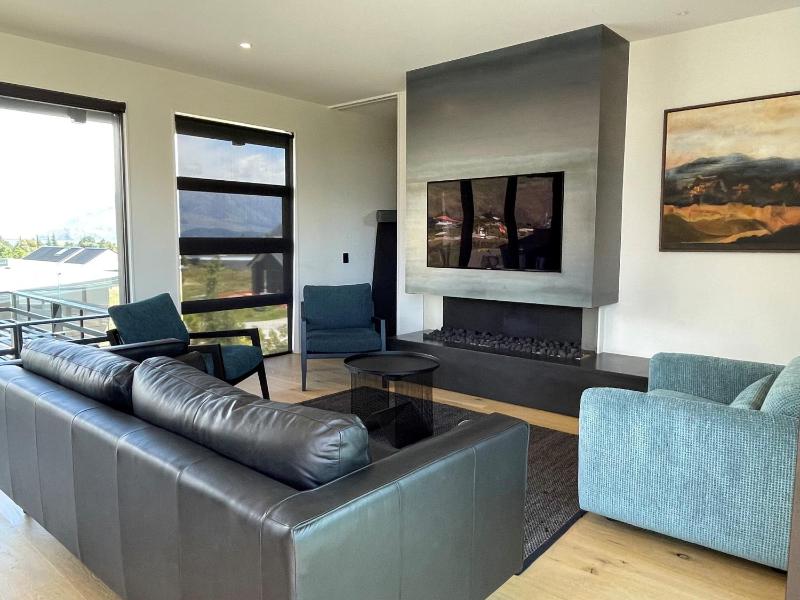 Luxurious Lake and Alpine Views - image 13
