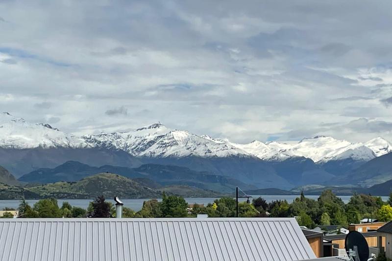 Luxurious Lake and Alpine Views - image 14
