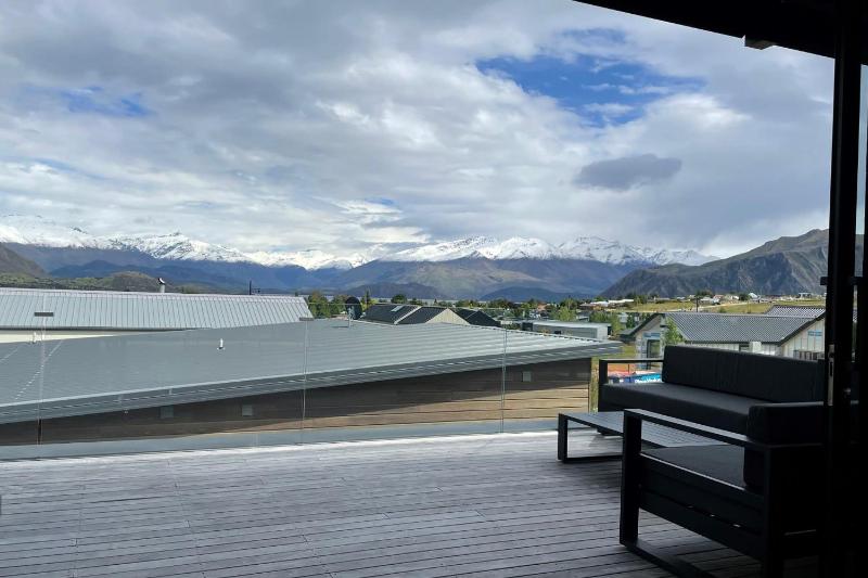 Luxurious Lake and Alpine Views - image 6