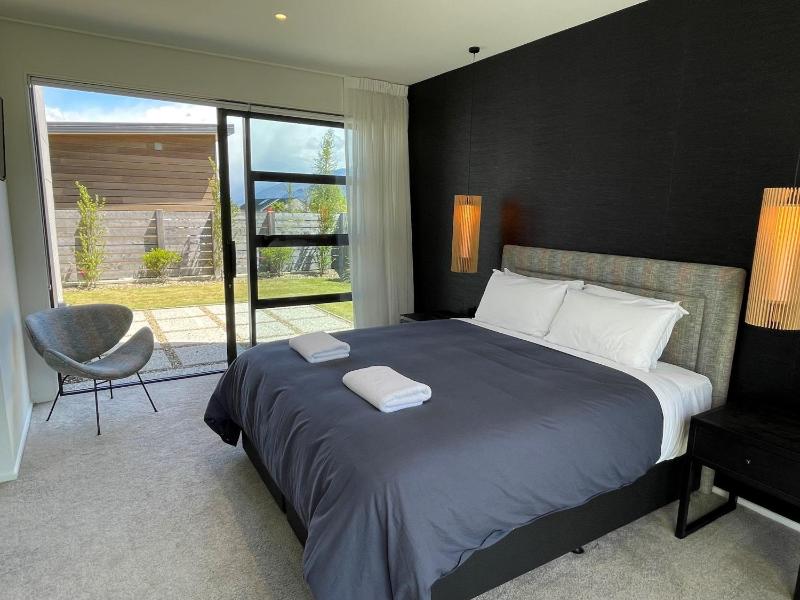 Luxurious Lake and Alpine Views - image 22