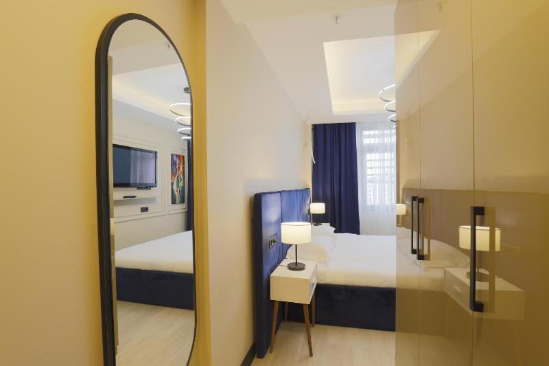 Double Room with Sea View image 3