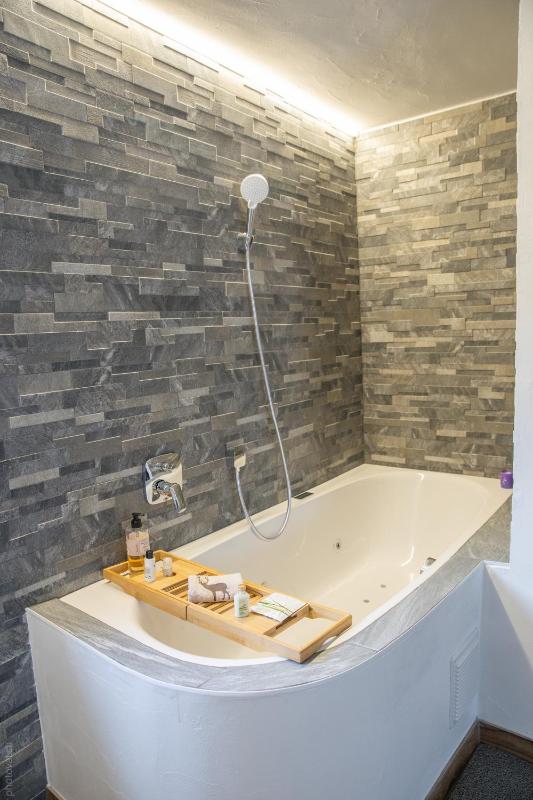 Deluxe Suite with Spa Bath image 4