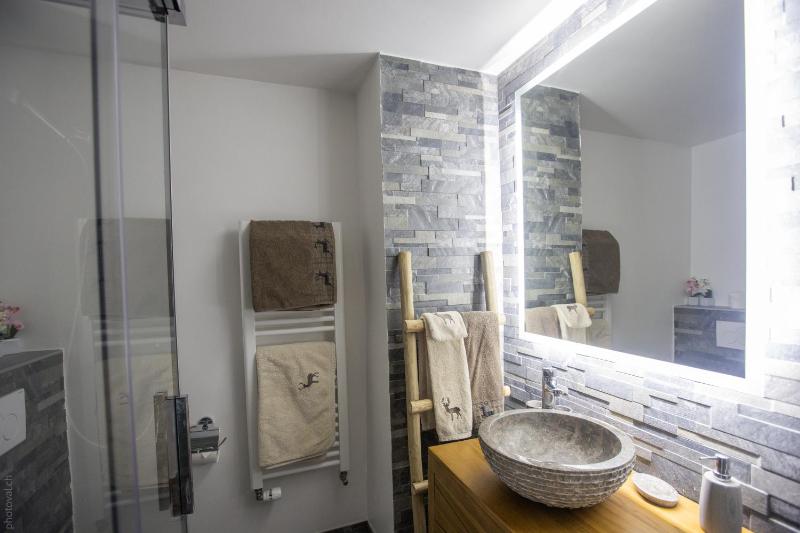 Deluxe Suite with Spa Bath image 3