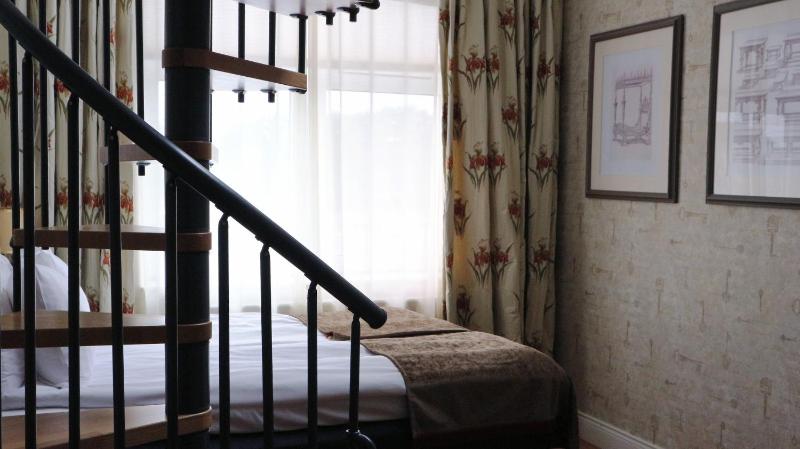 Queen Suite image 2