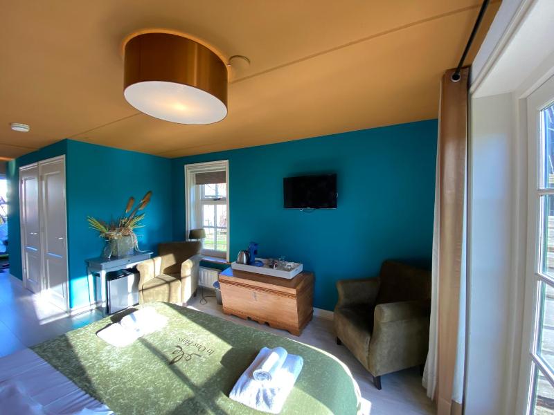 Deluxe Double Room with Terrace image 3
