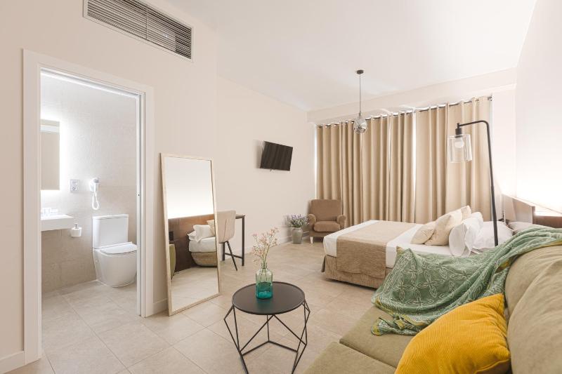 Standard Family Room image 4