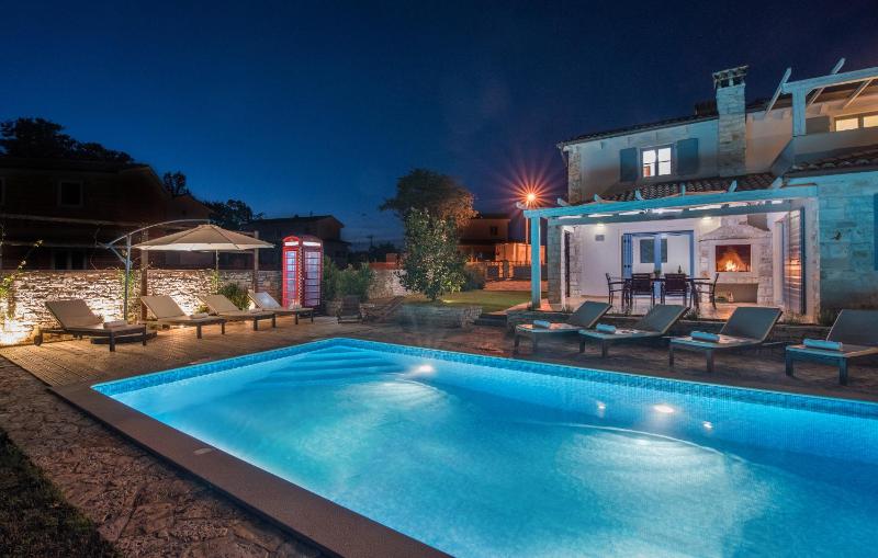 Four-Bedroom Villa with Private Pool and Sauna image 3
