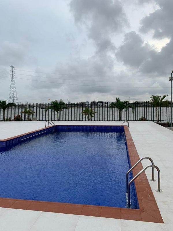 WATERFRONT 3BR APT W/FREE PARKIN WiFi NETFLIX POOL - image 15