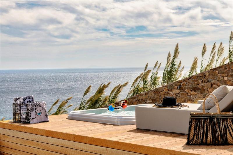 Suite with Hot Tub and with Sea View image 3