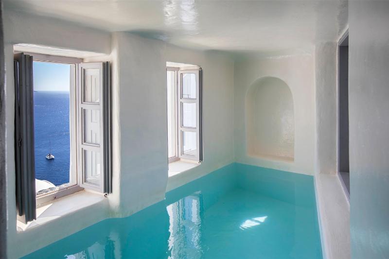 Deluxe Suite with Indoor Plunge Pool and Caldera View image 3