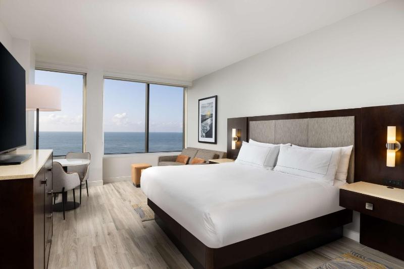 Premium King Room with View - Top Floor image 3
