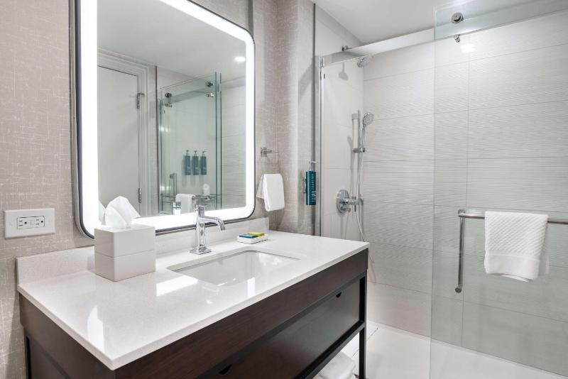 Premium King Room with View - Top Floor image 4