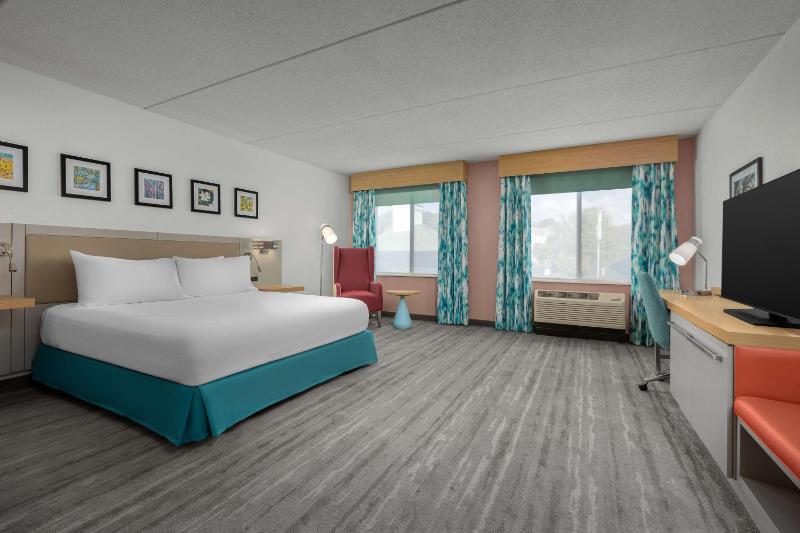 King Room with Accessible Tub - Mobility Access image 1