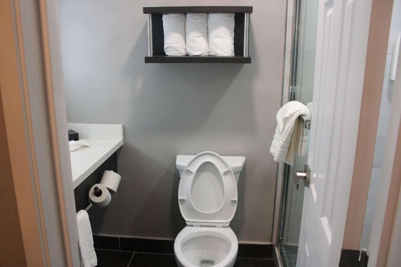 King Room - Non-Smoking image 4