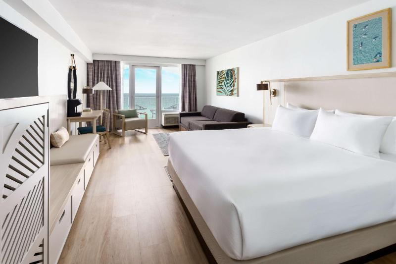 King Room with Trundle Bed and Gulf Front Balcony image 4