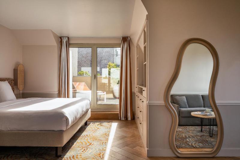 Junior Suite with Terrace and Eiffel Tower View image 3