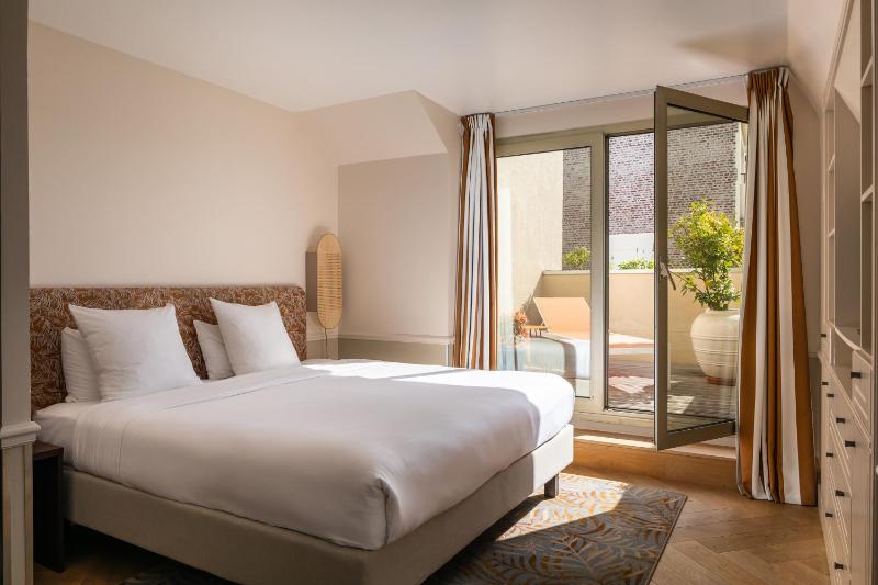 Junior Suite with Terrace and Eiffel Tower View image 4