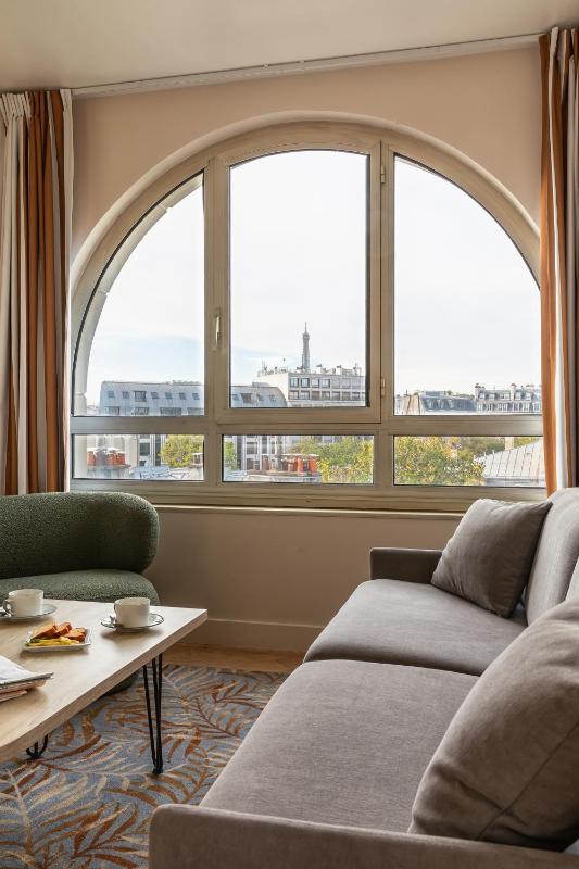 Junior Suite with Terrace and Eiffel Tower View image 1