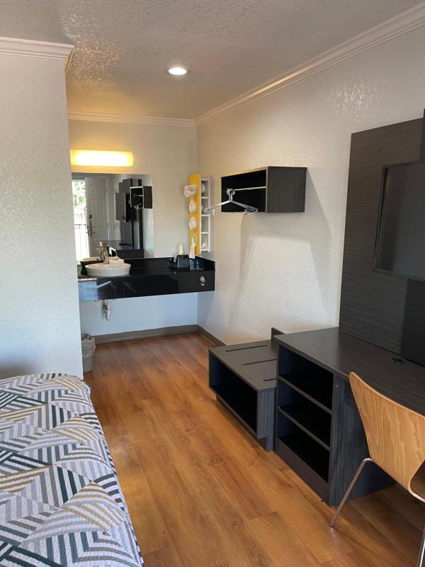 Queen Room image 3