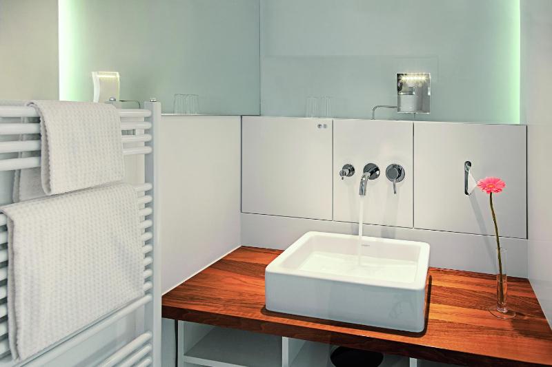 Comfort Queen Room with Courtyard and Shower Only image 3