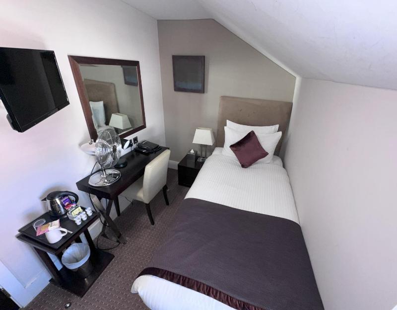 Budget Single Room image 3