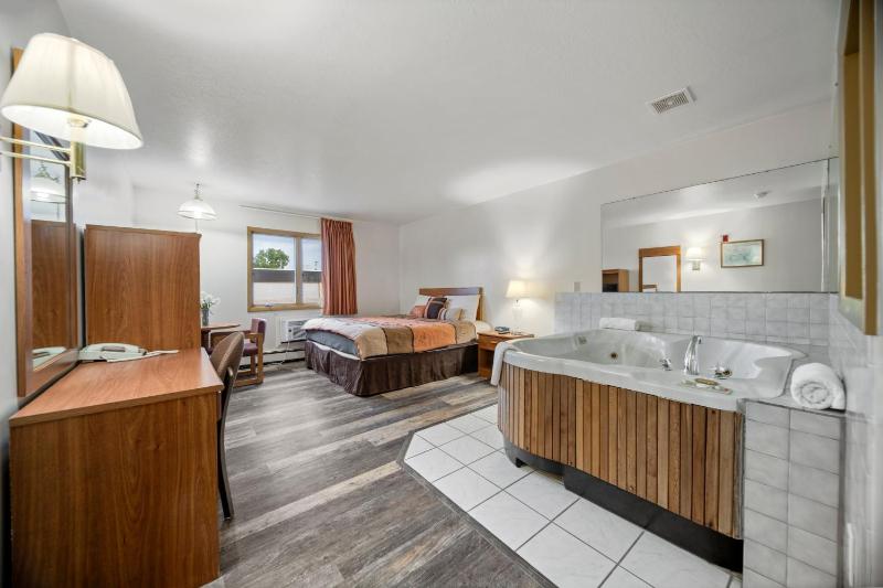 King Room with Spa Bath image 1