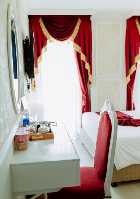 Deluxe Double Room with Balcony image 2